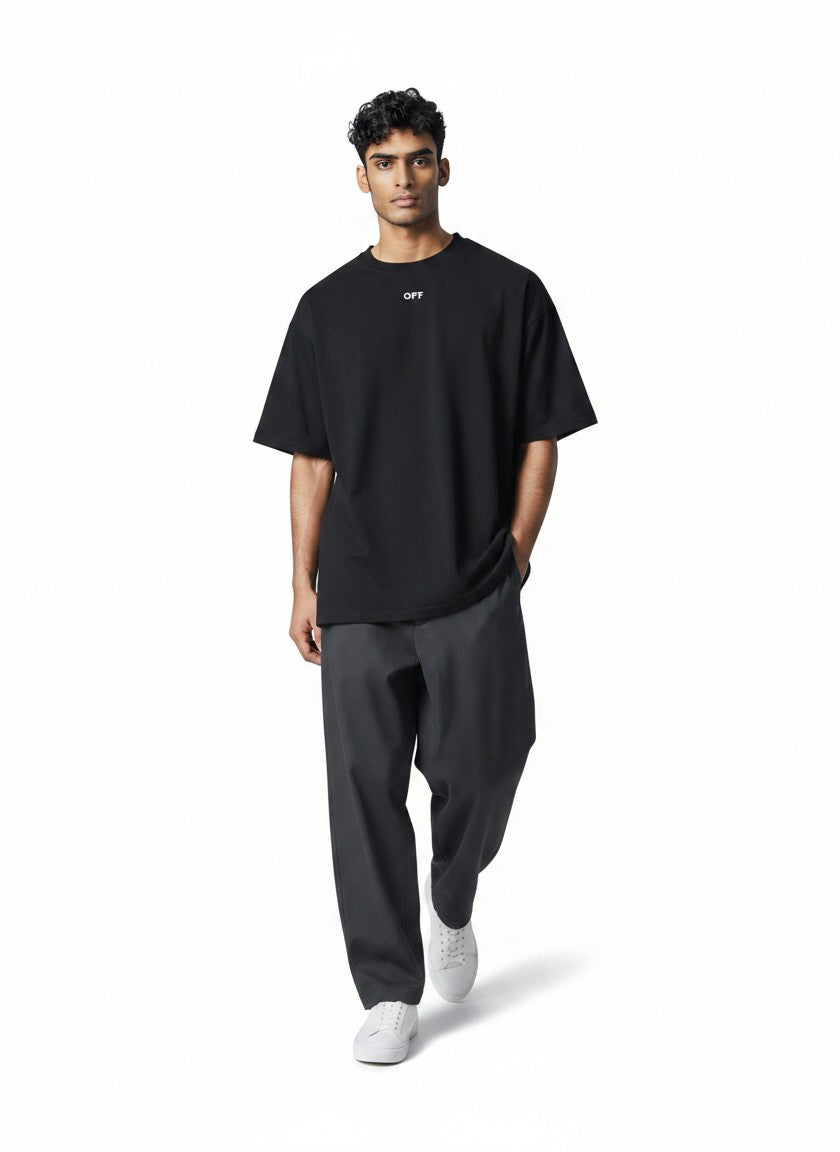 Camiseta negra de algodón con logo pequeño de Off-White, presentada por The Hype Company con un estilo urbano.