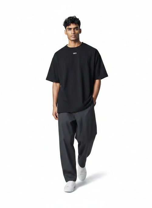 Camiseta negra de algodón con logo pequeño de Off-White, presentada por The Hype Company con un estilo urbano.