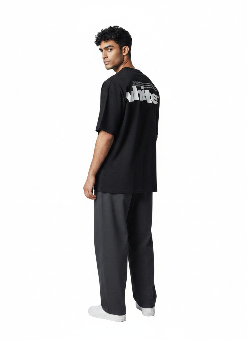 Modelo de espaldas vistiendo camiseta negra The Hype Company con logo blanco estampado en la parte superior trasera