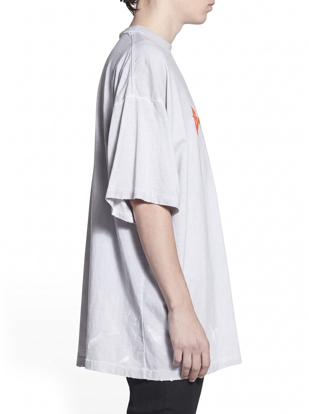 Camiseta oversize gris de The Hype Company con diseño estilo metal y bordes desgastados vista de perfil