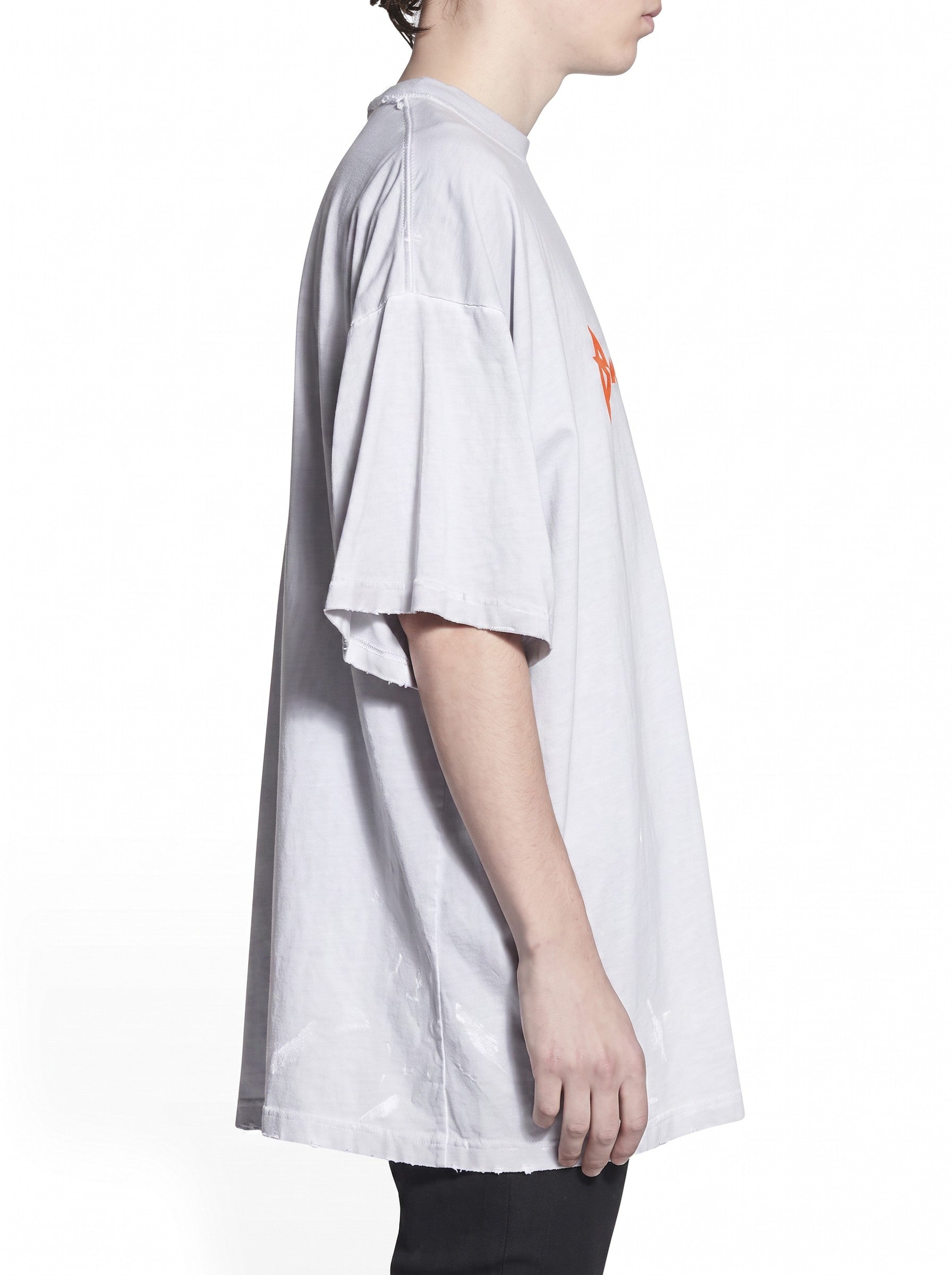 Camiseta oversize gris de The Hype Company con diseño estilo metal y bordes desgastados vista de perfil