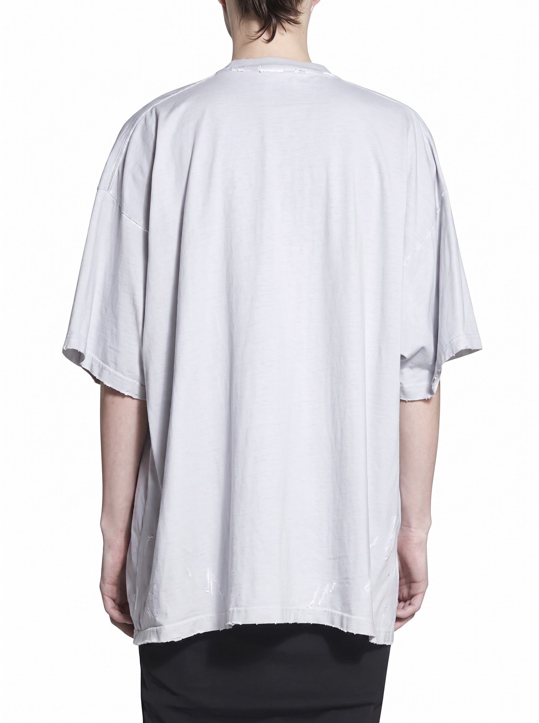 Vista trasera de camiseta oversize gris Balenciaga de The Hype Company con bordes desgastados y estilo vintage