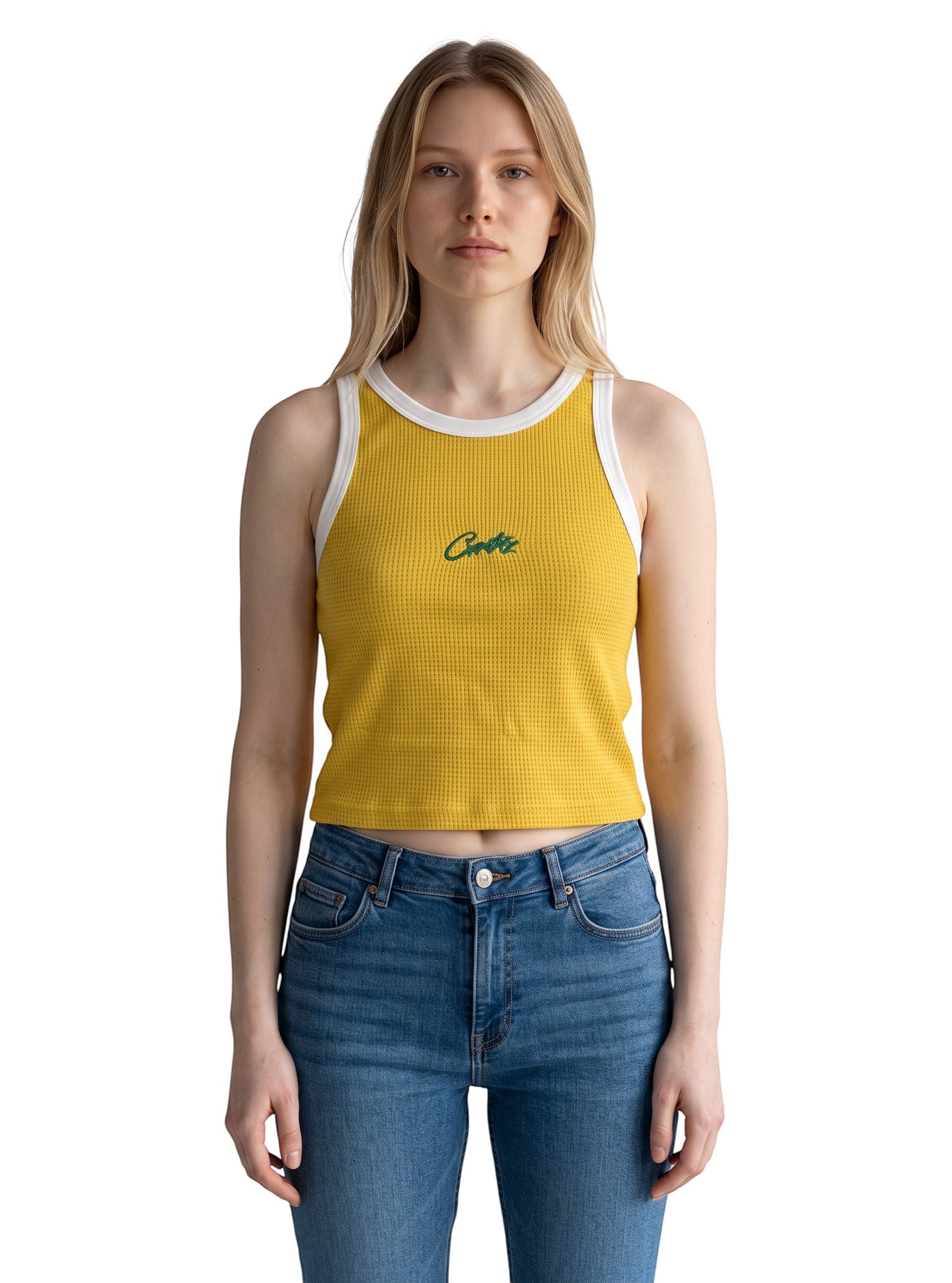 Modelo vistiendo camiseta de tirantes amarilla con textura waffle y logo verde de The Hype Company