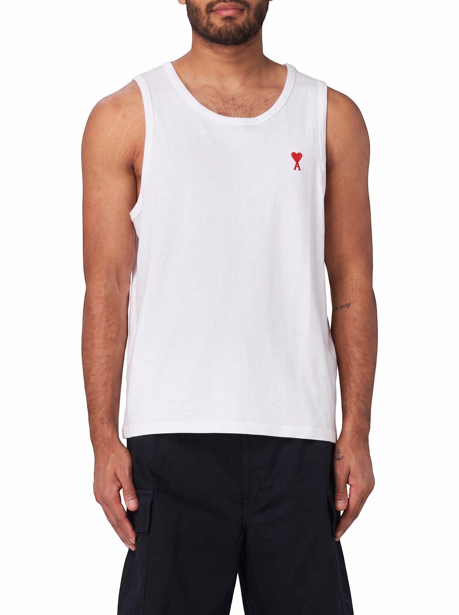 Camiseta de tirantes blanca de The Hype Company con tejido acanalado y logo de corazón rojo en el pecho