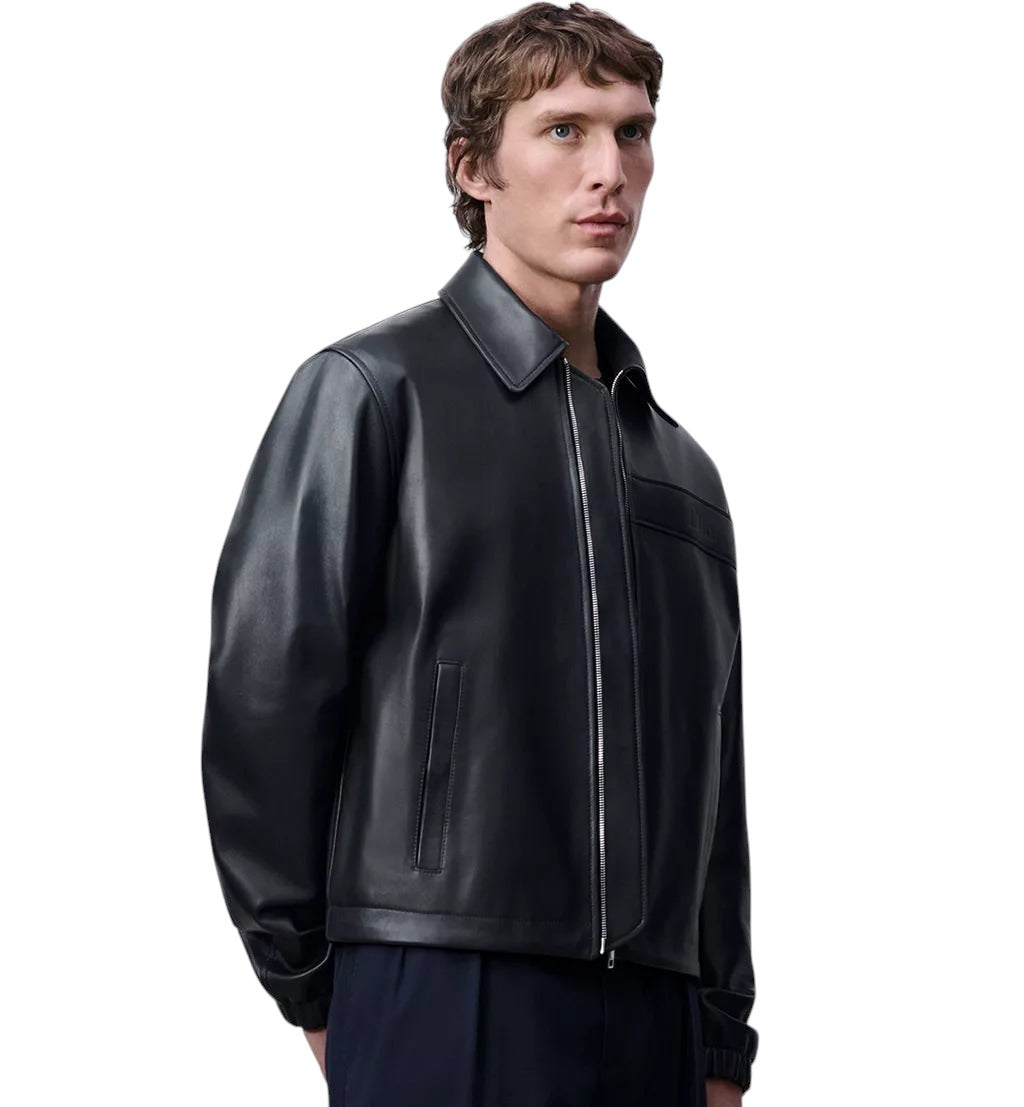 Modelo vistiendo chaqueta con cremallera Dior de piel de cordero azul marino de The Hype Company
