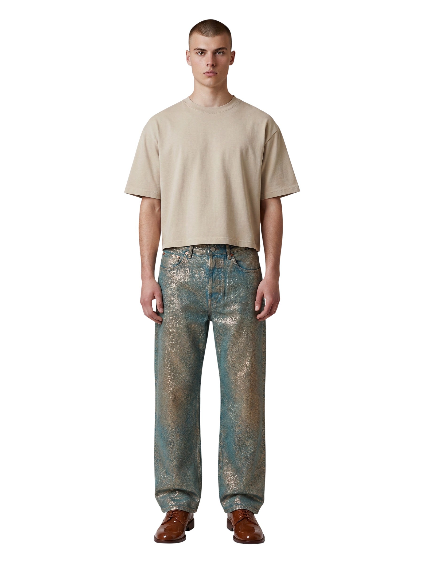 Modelo vistiendo jeans Acne Studios Studed Glitter con acabado metalizado y camiseta beige de The Hype Company