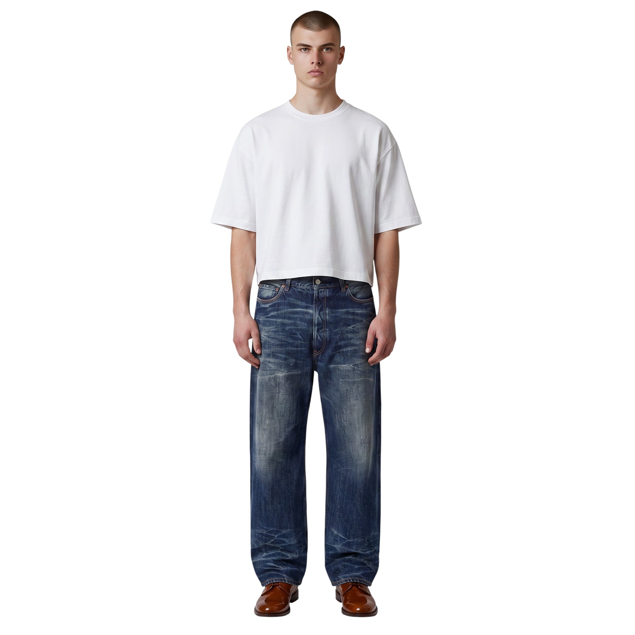 Modelo vistiendo jeans baggy lavados de Acne Studios de The Hype Company con camiseta blanca y zapatos de cuero
