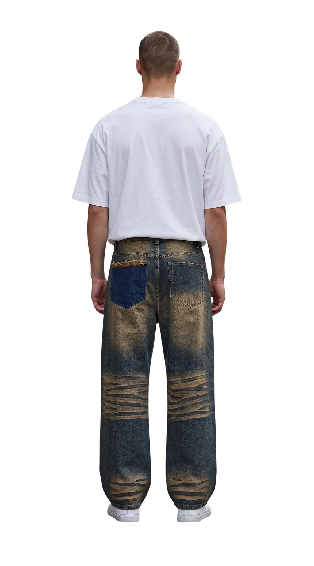 Hombre de espaldas vistiendo jeans The Hype Company Valley Thrashed Denim con lavado azul desgastado y detalle de bolsillo en contraste