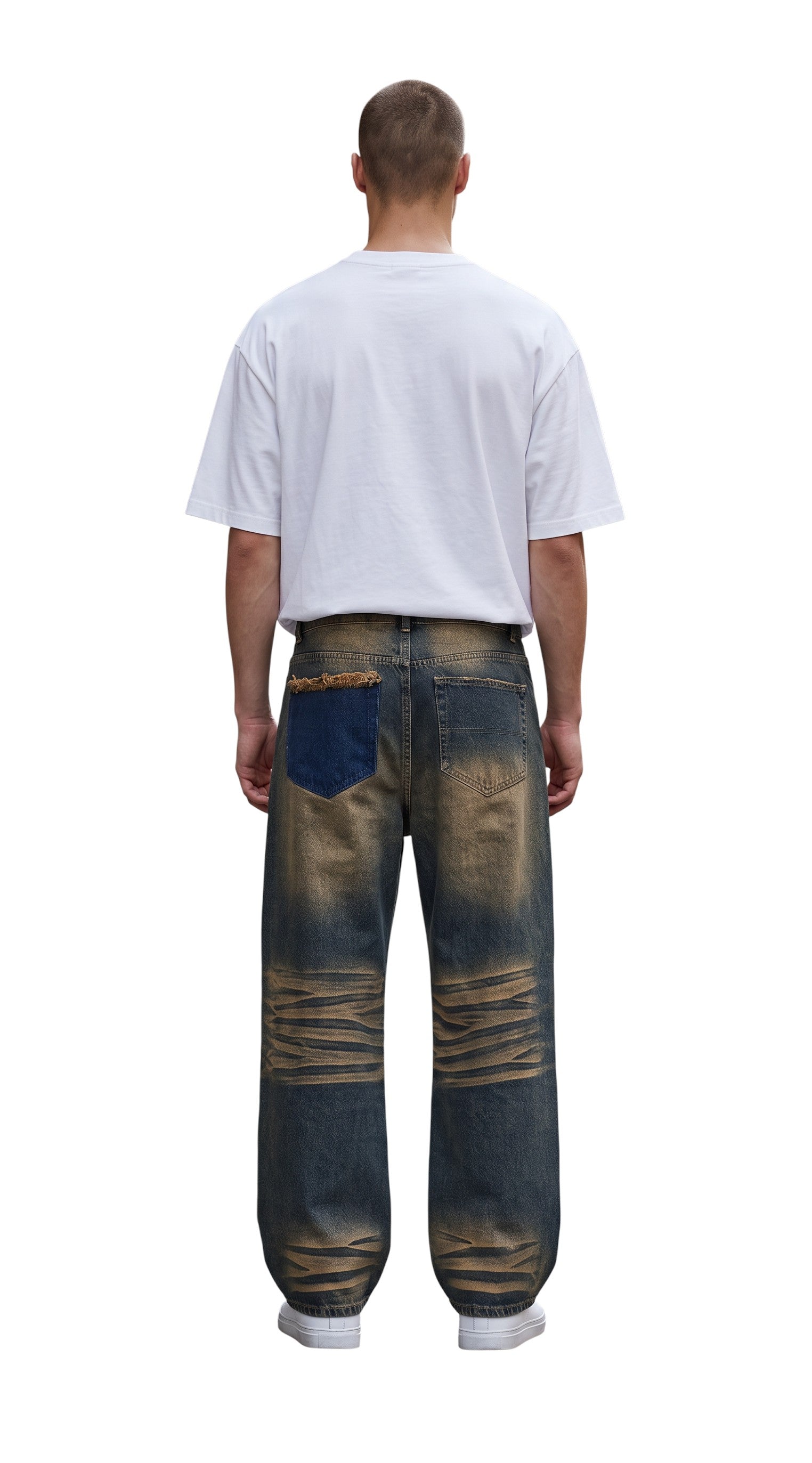 Hombre de espaldas vistiendo jeans The Hype Company Valley Thrashed Denim con lavado azul desgastado y detalle de bolsillo en contraste