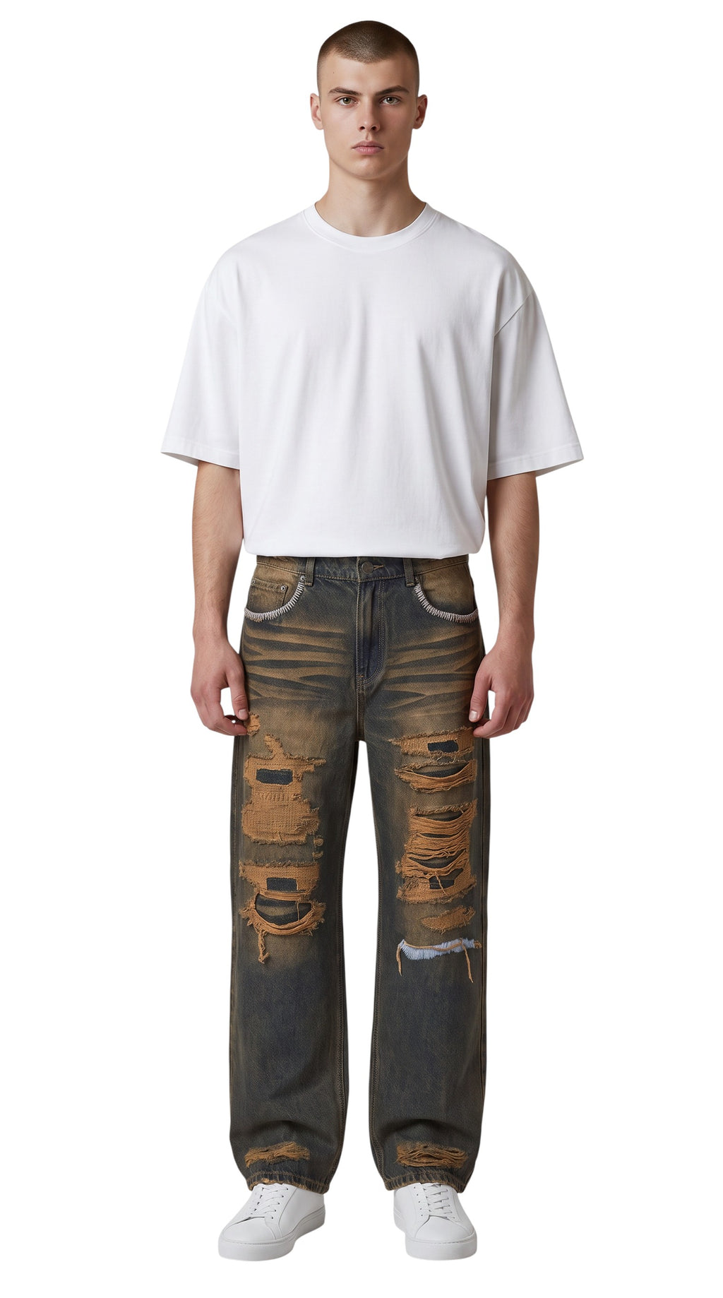 Modelo vistiendo jeans The Hype Company Valley Thrashed de mezclilla azul con efecto desgastado y roturas