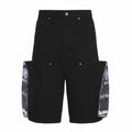 The Hype Company pantalones cortos vaqueros negros con bordado de carpintero y bolsillos cargo. Detalle de bordado púrpura y blanco en los laterales.