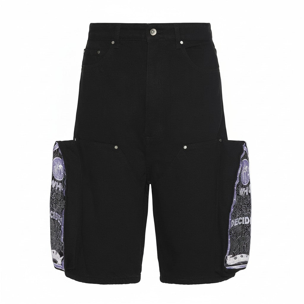 The Hype Company pantalones cortos vaqueros negros con bordado de carpintero y bolsillos cargo. Detalle de bordado púrpura y blanco en los laterales.