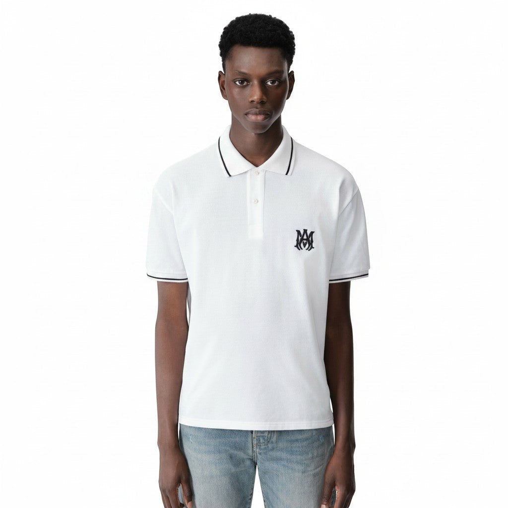 The Hype Company polo blanco de algodón con logo bordado y ribete negro en cuello y mangas.