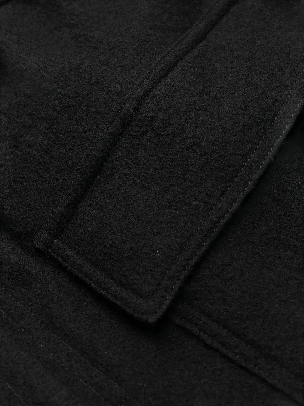 Detalle de tejido de lana negra en pantalones de chándal Rick Owens de The Hype Company