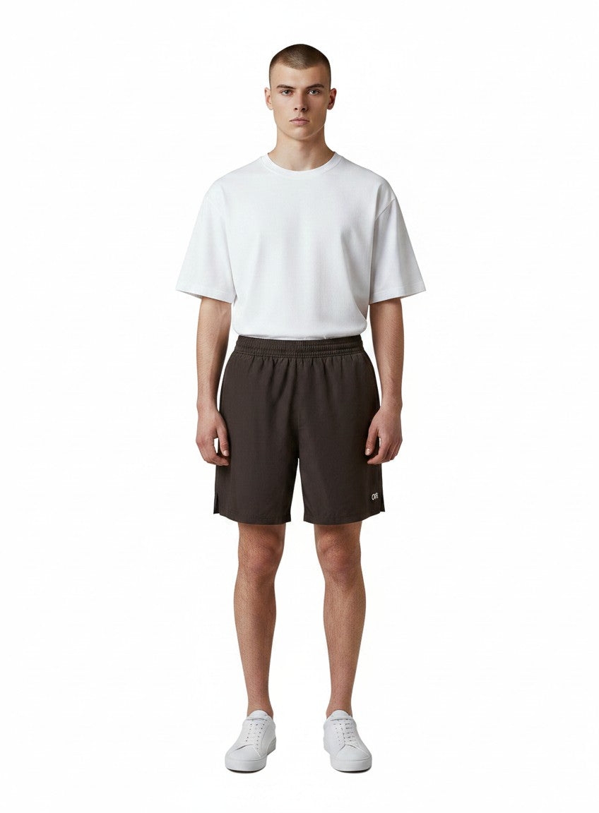 Modelo vistiendo shorts de baño negros The Hype Company con diseño Scribble Diags y camiseta blanca básica