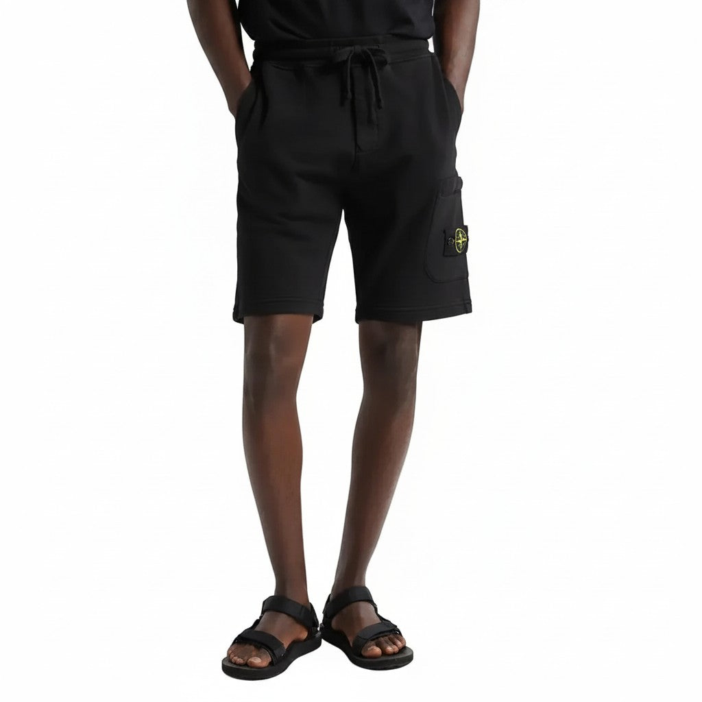 The Hype Company shorts cargo negros de algodón con parche de Stone Island en el bolsillo lateral.