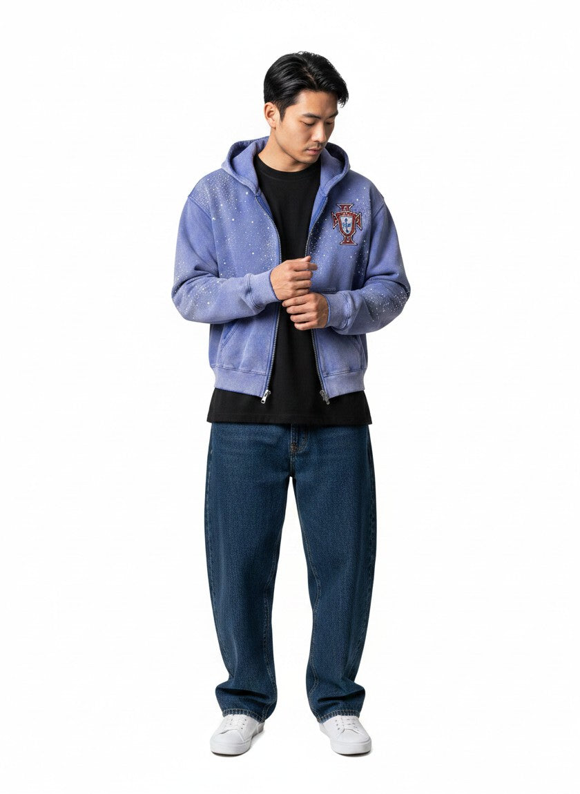 Hombre vistiendo sudadera con cremallera The Hype Company en azul claro con estampado de estrellas y escudo