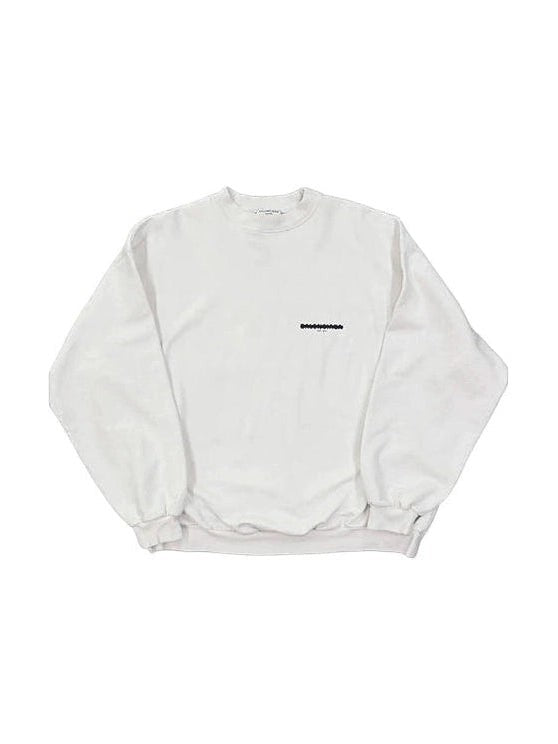 Sudadera blanca de cuello redondo Balenciaga Striker con logo pequeño en el pecho de The Hype Company