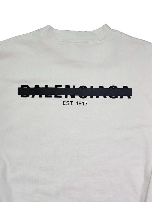 Sudadera blanca The Hype Company Balenciaga Striker con logo negro y texto EST. 1917 en el pecho