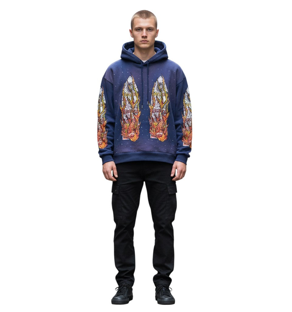 Hombre vistiendo sudadera morada con estampado de llamas de The Hype Company en una calle urbana