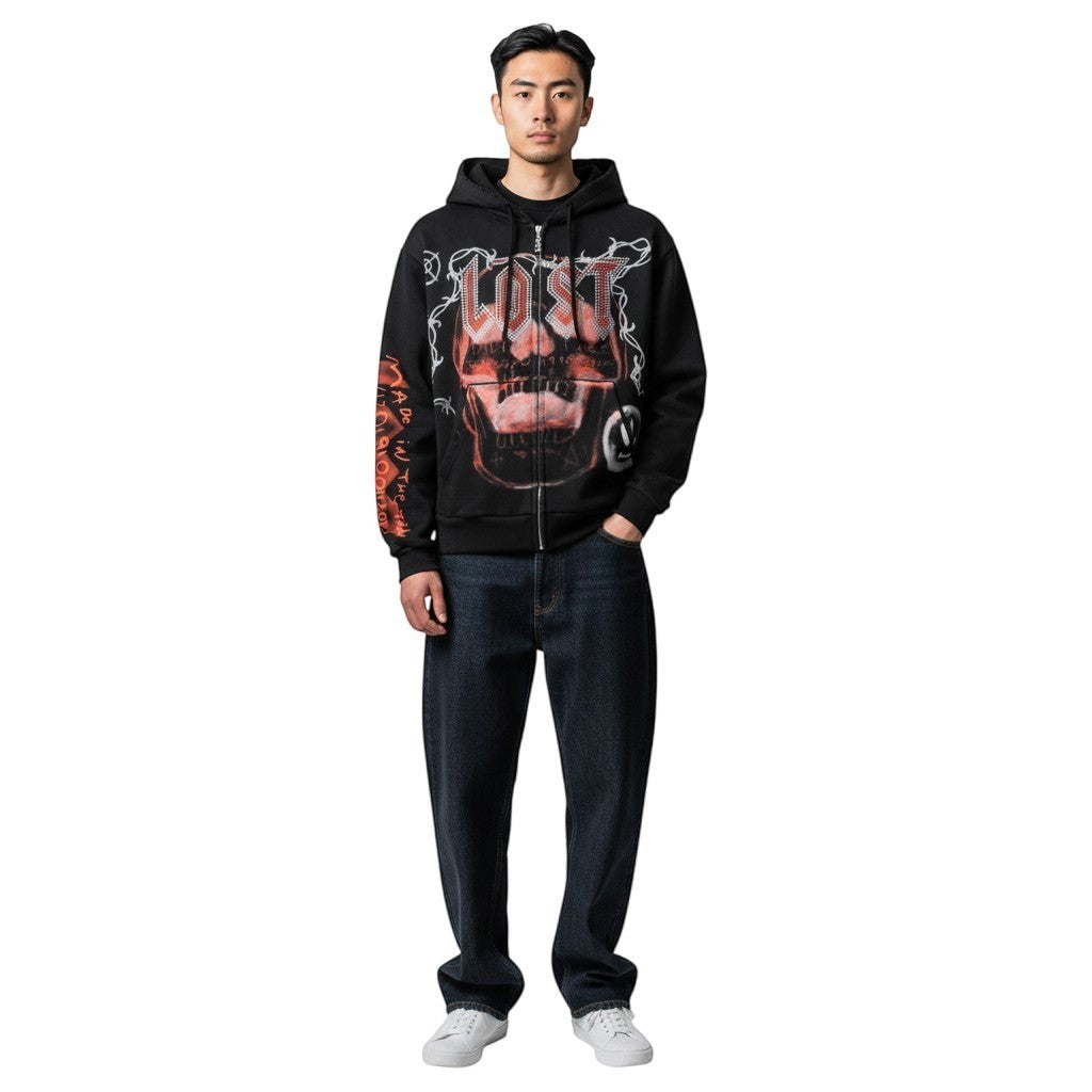 Hombre vistiendo sudadera con cremallera The Hype Company negra con estampado de calavera naranja y texto Lost