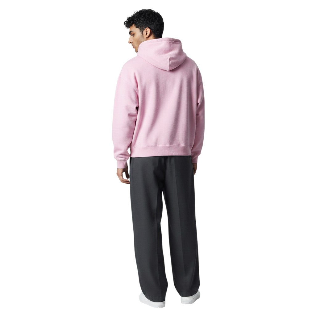 Vista trasera de una sudadera con cremallera rosa de The Hype Company, modelo 199X, sobre un hombre con pantalones oscuros.