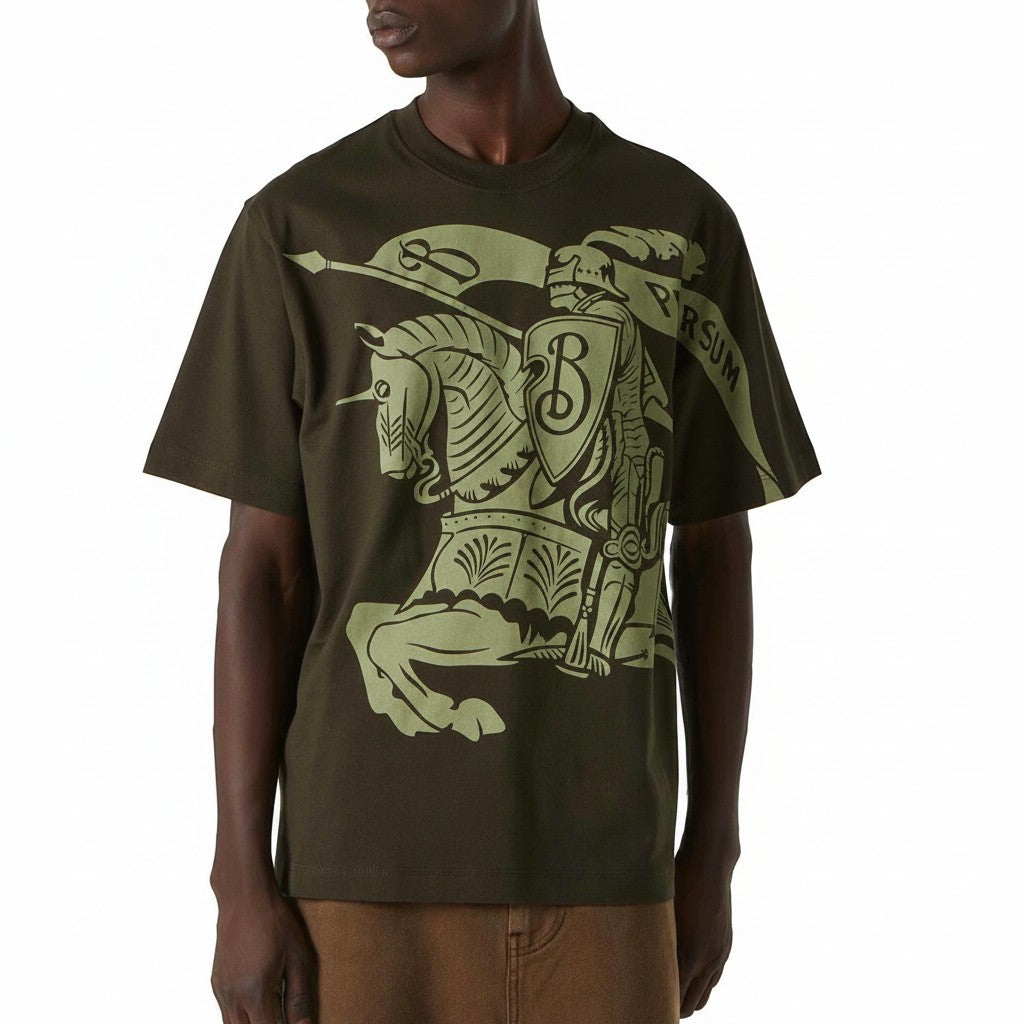 The Hype Company T-shirt verde militar con estampado de caballero en un caballo y logo de Burberry. Algodón.