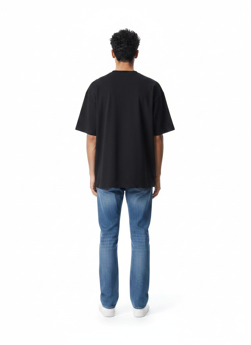 Hombre de espaldas vistiendo vaqueros The Hype Company de corte ajustado en azul con camiseta negra básica
