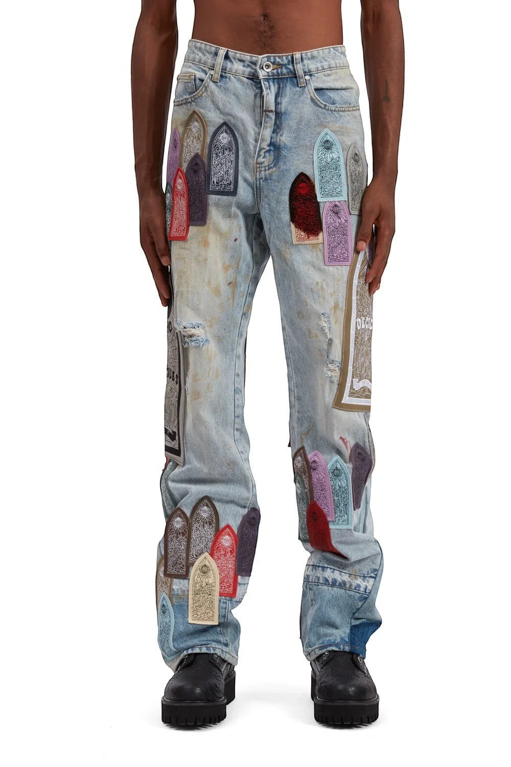 Vaqueros The Hype Company WHO DECIDES WAR en denim azul claro con parches bordados color pastel y efecto desgastado