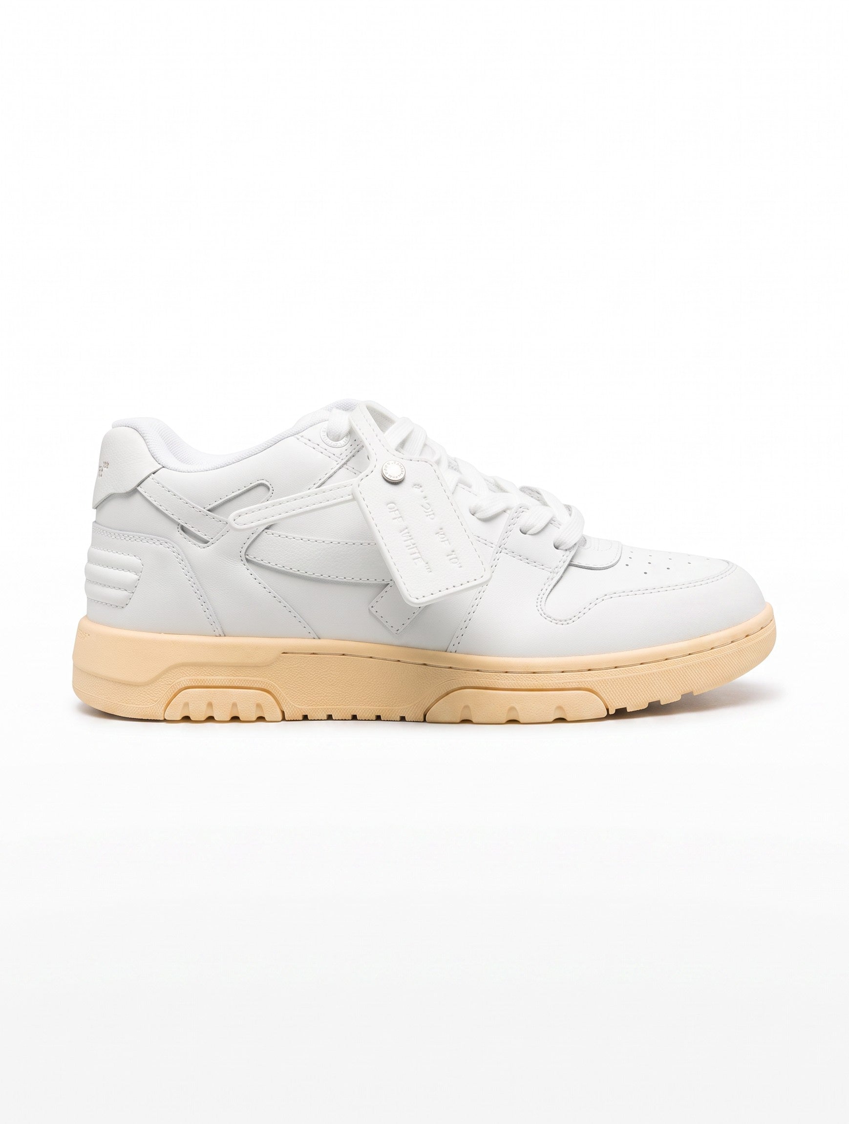 Zapatillas The Hype Company Off-White Out of Office en color gris con suela amarillenta y etiqueta distintiva